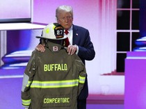 Aksi Trump Beri Penghormatan Pada Damkar yang Tewas di Kampanye Pilpres