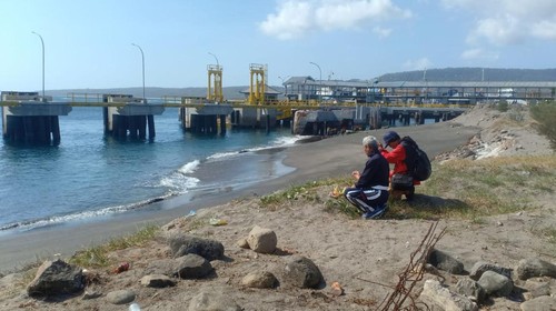 Aktivitas penyeberangan di Selat Bali ditutup sementara akibat cuaca buruk, Jumat (19/7/2024) siang. Beberapa penumpang berdoa yang tertahan di Pelabuhan Gilimanuk, Bali, berdoa agar cuaca segera berlayar. (Foto: Dok. Pelabuhan Gilimanuk)