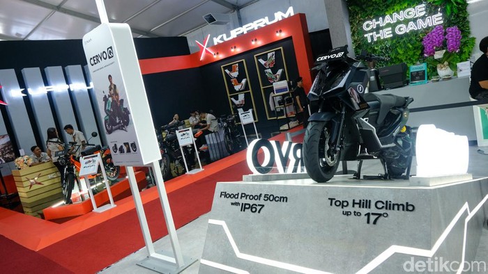 PT. Electra Distribusi Indonesia (EDI) atau Alva Auto EV memperkenalkan Alva Cervo Boost Charge dan Cervo Q di GIIAS 2024 di ICE BSD City, Tangerang. Kedua motor ini mampu mengisi daya dengan cepat.