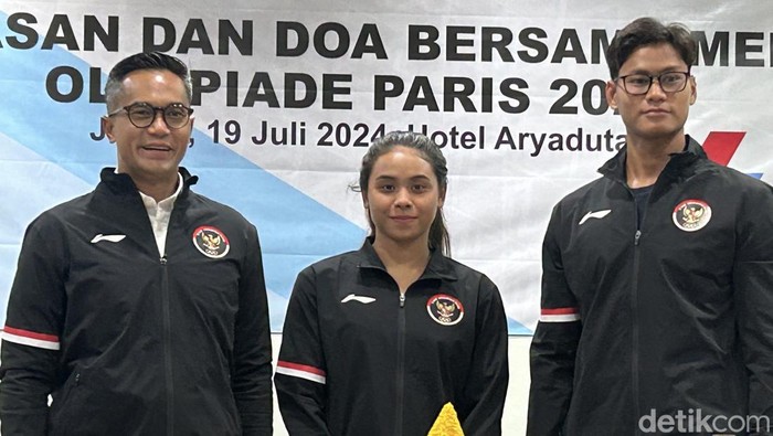 Ketua Umum Pengurus Besar Akuatik Indonesia (PB AI) Anindya Bakrie dan dua atlet renang, Azzahra Permahatani dan Joe Aditya Wijaya Kurniawan, yang akan ikut Olimpiade 2024.