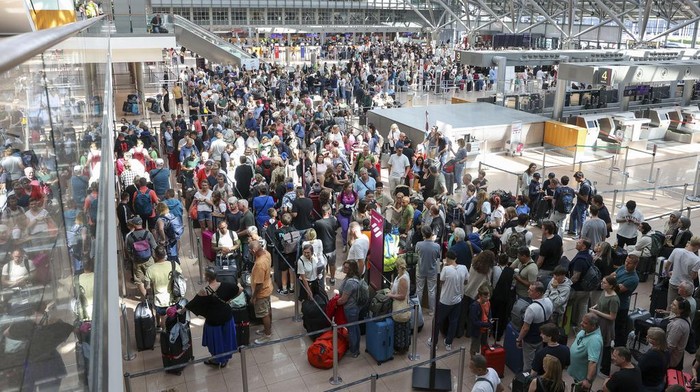 Layanan Cloud Microsoft Down Bikin Bandara Kacau Travelers wait in Terminal 1 for check-in at Hamburg Airport, in Hamburg, Germany, Friday July 19, 2024 as a widespread Microsoft outage disrupted flights, banks, media outlets and companies around the world on Friday. (Bodo Marks/dpa via AP)