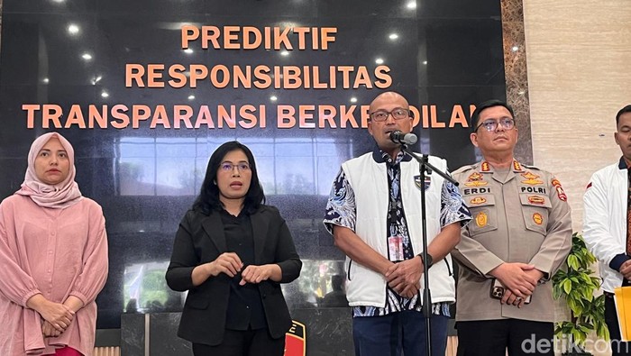 Bareskrim menangkap satu buron kasus scam online jaringan internasional berinisial L (26). (Rumondang/detikcom)