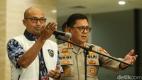 Kasubdit II Dittipisiber Bareskrim Polri, Kombes Alfis Suhaili, menyebut penangkapan dilakukan pada Rabu (17/7) dini hari. Keberadaan L mulanya diketahui dari manifest perlintasan yang diinformasikan oleh NCB Interpol.  