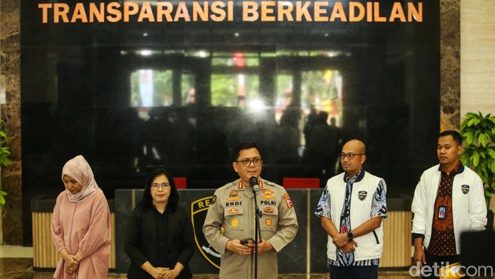 Kabag Penum Humas Polri Kombes Erdi A Chaniago dan Kasubdit II Direktorat Tindak Pidana Siber Bareskrim Polri Kombes Alfi Suhaili memberikan konferensi pers di Gedung Bareskrim, Jakarta Selatan, Jumat (19/7/2024). Keterangan pers itu terkait dengan penangkapan tersangka baru kasus dugaan penipuan atau scam online yang diduga menyebabkan kerugian Rp 1,5 triliun bagi para korban.