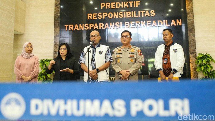 Bareskrim Ungkap Tersangka Baru Kasus Scam Online Internasional Kabag Penum Humas Polri Kombes Erdi A Chaniago dan Kasubdit II Direktorat Tindak Pidana Siber Bareskrim Polri Kombes Alfi Suhaili memberikan konferensi pers di Gedung Bareskrim, Jakarta Selatan, Jumat (19/7/2024). Keterangan pers itu terkait dengan penangkapan tersangka baru kasus dugaan penipuan atau scam online yang diduga menyebabkan kerugian Rp 1,5 triliun bagi para korban.