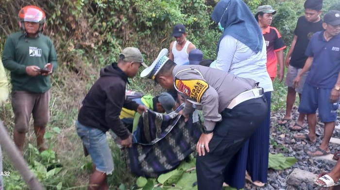 Polisi dan warga mengevakuasi jenazah korban tertabrak kereta api di Barru, Sulawesi Selatan (Sulsel).