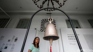 Sebagai informasi, Dolorosa Sinaga adalah seniman dan pematung yang karyanya menampilkan tema-tema sosial, politik, dan kemanusiaan. Sementara, Budi Santoso merupakan seniman yang aktif berkarya dalam berbagai medium, termasuk lukisan, patung, dan instalasi.