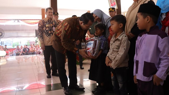 Bupati Wonogiri, Joko Sutopo, saat memberikan seragam gratis kepada siswa SD dan SMP pada tahun lalu.