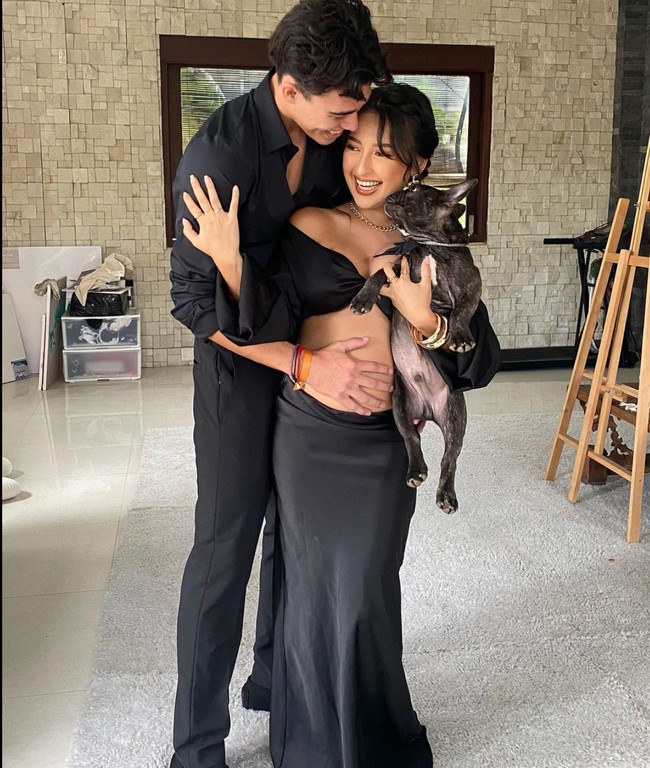 Kabar duka datang dari artis cantik Jennifer Coppen. Sang suami, Dali Wassink, dikabarkan meninggal akibat kecelakaan. Kepergian Dali Wassink yang mendadak itu tentu membuat banyak penggemarnya terkejut. Foto: Instagram/@dali.wassink