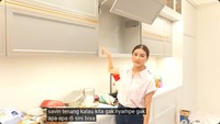Sarwendah baru saja mengunggah konten di YouTube miliknya. Ia menunjukkan bagaimana tampilan rumah barunya yang mewah, begitu juga dengan dapurnya. Foto: YouTube Sarwendah Official