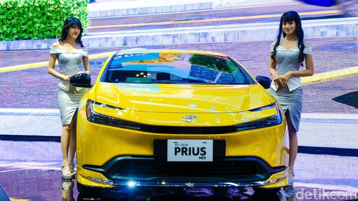 Sering melihat ada perempuan yang berdiri di samping kendaraan saat pameran otomotif GIIAS 2024? Yup, mereka adalah usher yang bikin betah pengunjung.