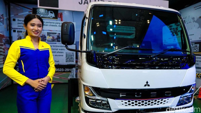 Sering melihat ada perempuan yang berdiri di samping kendaraan saat pameran otomotif GIIAS 2024? Yup, mereka adalah usher yang bikin betah pengunjung.