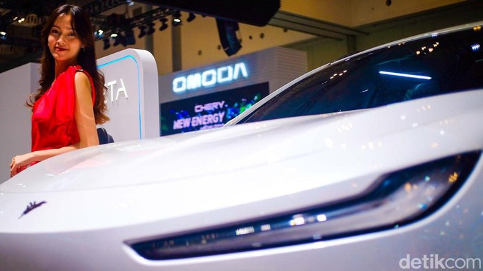 Sering melihat ada perempuan yang berdiri di samping kendaraan saat pameran otomotif GIIAS 2024? Yup, mereka adalah usher yang bikin betah pengunjung.