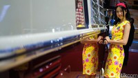 Mereka juga siap berpose di samping mobil saat mata lensa mengarah kepada dirinya.  