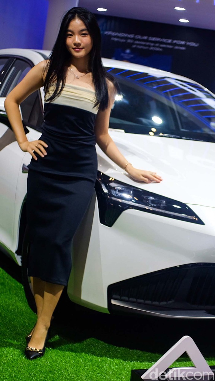 Sering melihat ada perempuan yang berdiri di samping kendaraan saat pameran otomotif GIIAS 2024? Yup, mereka adalah usher yang bikin betah pengunjung.