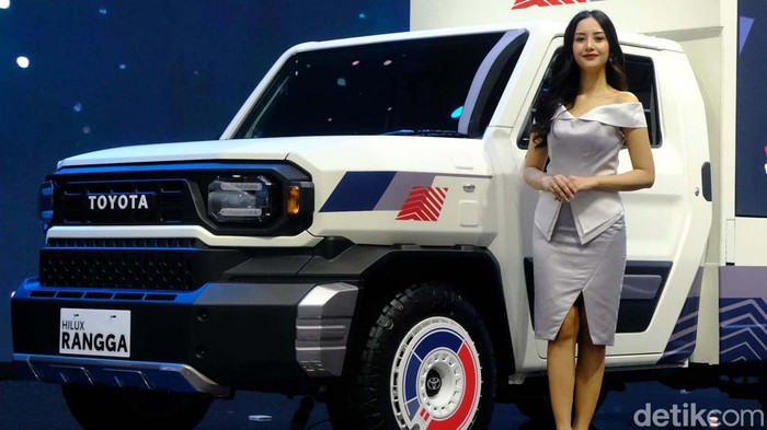 Deretan Usher yang Bikin Betah Pengunjung GIIAS 2024 Sering melihat ada perempuan yang berdiri di samping kendaraan saat pameran otomotif GIIAS 2024? Yup, mereka adalah usher yang bikin betah pengunjung.