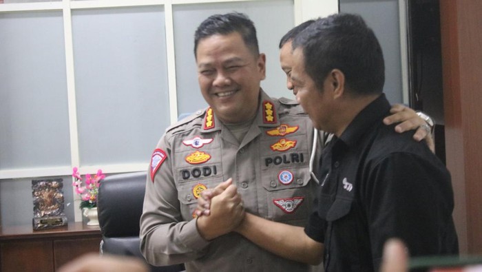 Dirlantas Polda Sulawesi Tengah (Sulteng) Kombes Dodi Dorijanto bersalaman dengan wartawan TV, Syamsuddin.