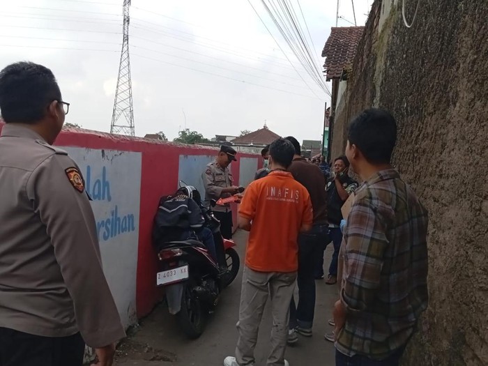 Driver ojol di Tasikmalaya saat dievakuasi.
