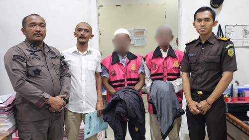 Dua tersangka kasus korupsi pengadaan kapal muatan penumpang pada Dishub Kabupaten Bima ditahan oleh Kejari Bima. (Foto: Dok. Kejari Bima)