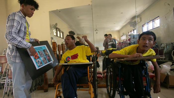 Edukasi Mitigasi Bencana untuk Siswa Disabilitas Siswa mengikuti masa pengenalan lingkungan sekolah di Sekolah Luar Biasa Negeri 1 Sleman, Pakem, Sleman, DI Yogyakarta, Jumat (19/7/2024). Balai Penyelidikan dan Pengembangan Teknologi Kebencanaan Geologi (BPPTKG) Yogyakarta bersama Sekber Satuan Pendidikan Aman Bencana (SPAB) DI Yogyakarta memanfaatkan tahun ajaran baru dengan menggelar sosialisasi dan mitigasi bencana di daerah rawan bencana Gunung Merapi bagi siswa disabilitas. ANTARA FOTO/Hendra Nurdiyansyah/Spt.