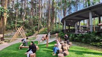 Suasana sejuk kaki Gunung Arjuno membuat anak-anak yang ikut perjalanan trekking ke Enchanting Forest terlihat senang-senang saja. Mereka begitu antusias saat ke mini zoo bertemu burung unta hingga bermain aneka wahana yang dibuat khusus untuk mereka.