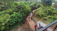 Di jembatan ini traveler juga bisa berfoto-foto ria atau mengamati burung.