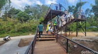 Jembatan sebagai flyover karena di bawahnya ada dua jalan.