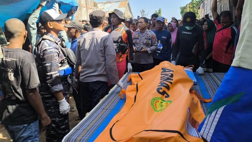 Evakuasi jasad seorang nelayan di perairan Desa Henga, Sikka, Kamis (18/7/2024). (Dok Basarnas Maumere )