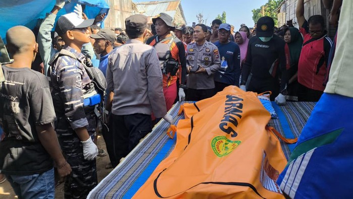 Evakuasi jasad seorang nelayan di perairan Desa Henga, Sikka, Kamis (18/7/2024). (Dok Basarnas Maumere )