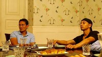 Kedekatannya pada tokoh politik juga semakin kuat usai dirinya aktif dalam kegiatan politik. Termasuk ketika ia dijamu oleh Sandiaga Uno sambil berbincang santai. Foto: Instagram/fazuibaadila__