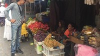 Masuk ke dalam pasar bukan hal yang aneh untuknya. Ia senang sekali memilih buah-buahan segar dari para penjual di pasar. Foto: Instagram/fazuibaadila__