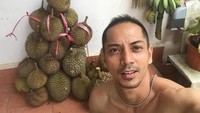 Selebriti keturunan Arab ini ternyata pecinta durian garis keras. Ia tak bisa menahan dirinya saat melihat ada banyak durian di hadapannya. Foto: Instagram/fazuibaadila__