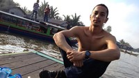 Pernah menjadi pemandu dalam acara My Trip My Adventure, ia senang bertulang. Makan buah-buahan lokal di atas sampan sambil mengarungi sungai berkesan untuknya. Foto: Instagram/fazuibaadila__