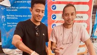 Selebriti ini juga tak pernah sungkan untuk membantu penjual makanan kaki lima. Seperti penjual roti maryam yang didoakan olehnya agar selalu sukses. Foto: Instagram/fazuibaadila__
