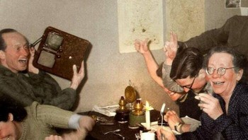 Anggota Perlawanan Belanda Merayakan Berita Kematian Adolf Hitler, April 1945 Foto: via Boredpanda