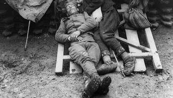 Seorang Tentara Serbia Tidur Dengan Ayahnya Yang Datang Mengunjunginya Di Garis Depan Dekat Beograd, 1914/1915 Foto: via Boredpanda