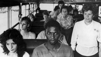 Seorang Pria Nekad Naik Bus Di Durban yang Dikhususkan untuk Penumpang Kulit Putih. Aksi ini Sebagai Perlawanan Terhadap Kebijakan Apartheid Afrika Selatan, 1986 Foto: via Boredpanda