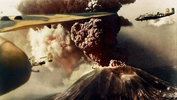 Pesawat B-25 Terbang Melewati Gunung Vesuvius Di Italia Saat Lava Dan Abu Memuntahkan Dari Puncak Gunung Berapi. Letusan Itu Menewaskan 57 Orang Saat Menghancurkan Desa San Sebastiano Dan San Giorg Pada Bulan Maret 1944 Ketika Pasukan Sekutu Berjuang Untuk Supremasi Di Langit Foto: via Boredpanda