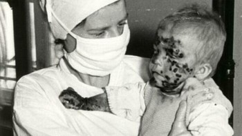 Seorang Perawat Dengan Anak Yang Sakit Selama Epidemi Cacar, Wrocław, Polandia, 1963 Foto: via Boredpanda