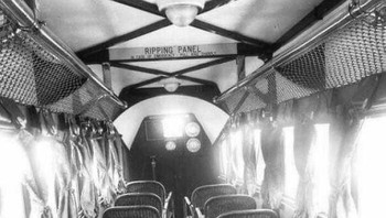 Di Dalam Sebuah Pesawat Terbang Pada Tahun 1930 Petani Soviet Mendengarkan Radio Untuk Pertama Kalinya, 1928 Foto: via Boredpanda