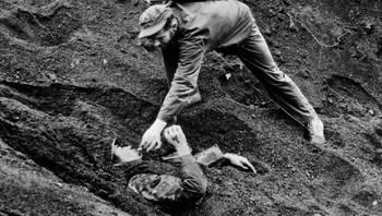Seorang Marinir AS Memberikan Rokok Kepada Seorang Tentara Jepang Yang Terkubur Di Pasir. Iwo Jima, tahun 1945 Foto: via Boredpanda