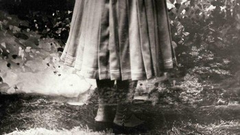 Penembak Jitu Annie Oakley Menembak Di Atas Bahunya Menggunakan Cermin Tangan, Sekitar Tahun 1899 Foto: via Boredpanda