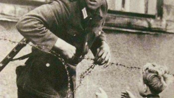 Seorang Tentara Jerman Yang Melawan Perintah Langsung Untuk Membantu Seorang Anak Laki-Laki Melintasi Tembok Berlin Yang Baru Dibentuk Setelah Dipisahkan Dari Keluarganya, 1961 Foto: via Boredpanda