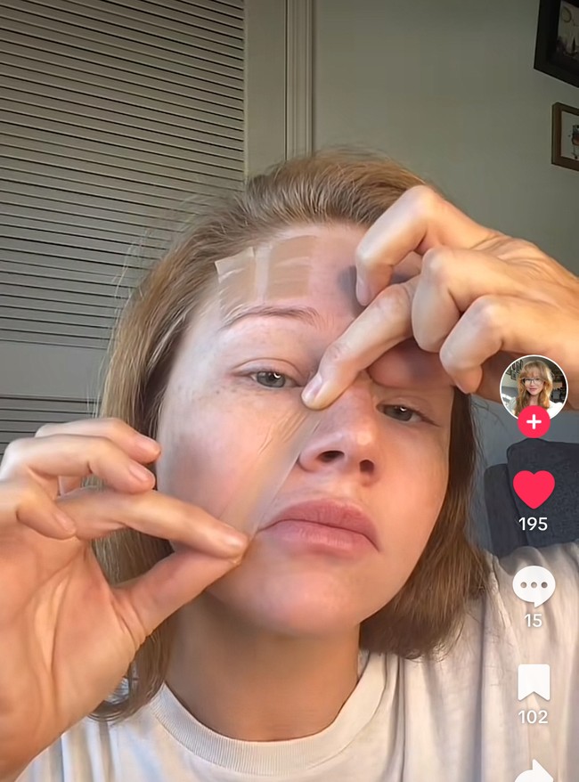 Saya mengaplikasikan lembaran silikon ini setelah melakukan rutinitas perawatan kulit malam hari, jelasnya. Foto: Dok. TikTok Krystn Walmsley