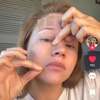 Saya mengaplikasikan lembaran silikon ini setelah melakukan rutinitas perawatan kulit malam hari, jelasnya. Foto: Dok. TikTok Krystn Walmsley