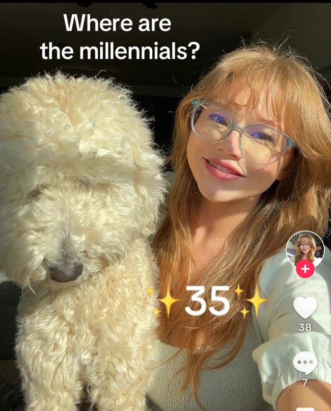 Padahal kenyataannya ia sudah dewasa, yakni berusia 35. Rahasia di balik penampilan awet mudanya ternyata adalah sebuah trik sederhana yang bisa didapatkan dengan harga terjangkau. Foto: Dok. TikTok Krystn Walmsley