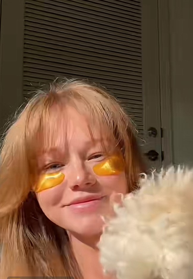 Bagian dari rutinitas saya adalah mengoleskan minyak jarak atau castor oil di bawah mata, yang merupakan antioksidan dan dapat membantu mengurangi proses penuaan,” tambahnya. Foto: Dok. TikTok Krystn Walmsley