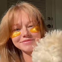 Bagian dari rutinitas saya adalah mengoleskan minyak jarak atau castor oil di bawah mata, yang merupakan antioksidan dan dapat membantu mengurangi proses penuaan,” tambahnya. Foto: Dok. TikTok Krystn Walmsley