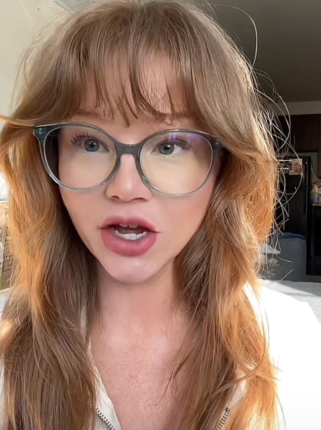 Krystn Walmsley, telah menjadi sensasi di TikTok karena penampilan yang muda. Banyak orang yang mengira dirinya adalah seorang anak berusia 12 tahun. Foto: Dok. TikTok Krystn Walmsley