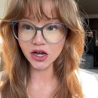 Krystn Walmsley, telah menjadi sensasi di TikTok karena penampilan yang muda. Banyak orang yang mengira dirinya adalah seorang anak berusia 12 tahun. Foto: Dok. TikTok Krystn Walmsley